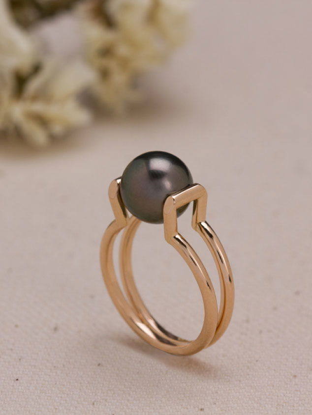 Bijou en perle grise
