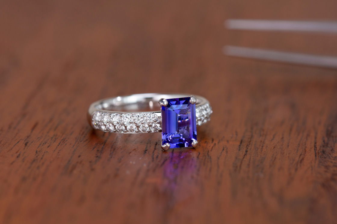 Tanzanite en taille émeraude sur Jonc